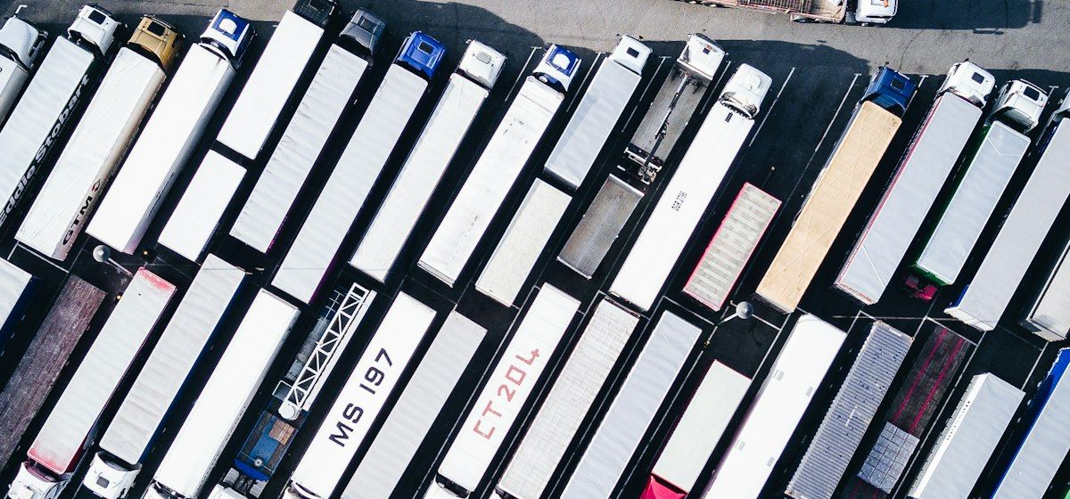 Bayram Lojistik tır filosu — Gebze merkez depo sahası